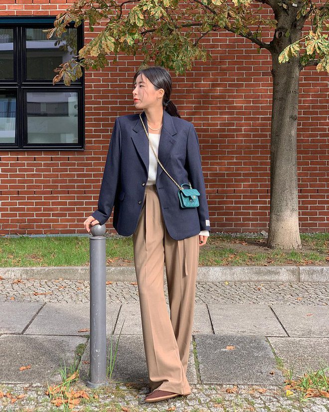 Blazer phối quần ống rộng tạo vẻ thanh lịch, hiện đại. Quần cạp cao giúp kéo dài chân, blazer giữ tổng thể gọn gàng, phù hợp môi trường công sở.