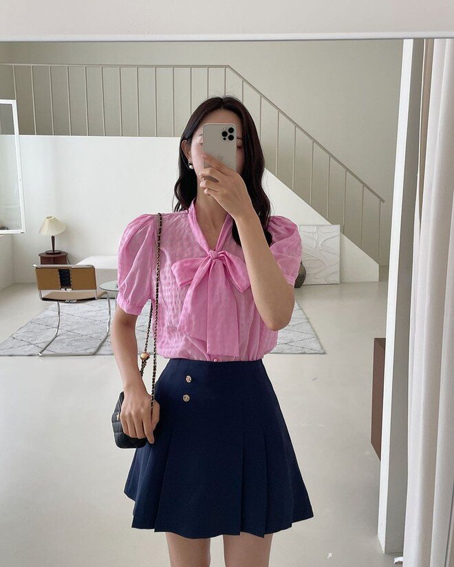 Khi kết hợp với chân váy, sơ mi tay ngắn mang lại vẻ ngoài nhẹ nhàng và nữ tính hơn. Những chiếc chân váy chữ A hoặc váy midi giúp vóc dáng trông cân đối. Sơ vin gọn gàng cùng sandal hoặc giày cao gót thấp sẽ giúp outfit thêm tinh tế.