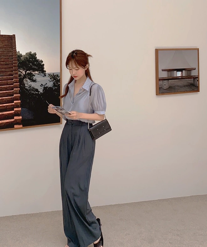 Sơ mi tay ngắn và quần âu là công thức phù hợp cho phong cách công sở mùa hè. Quần âu ống suông giúp tổng thể trang phục trông gọn gàng và chuyên nghiệp. Khi kết hợp cùng giày loafer hoặc giày cao gót thấp, outfit vẫn thanh lịch mà không quá cứng nhắc.