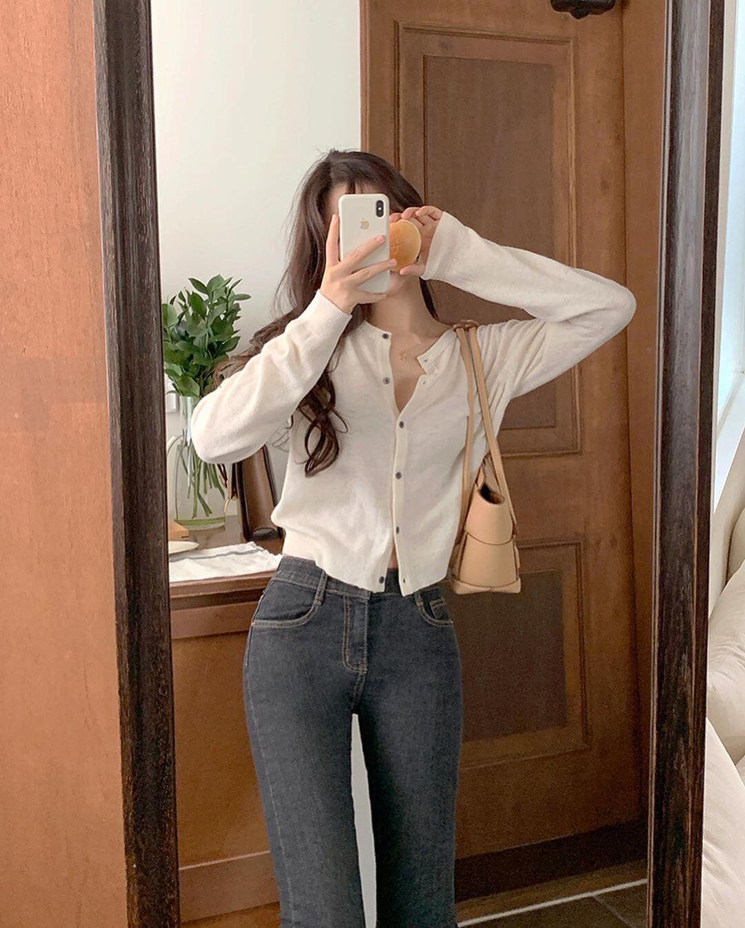 Cardigan dễ phối cùng váy liền, chân váy hay quần jeans để tạo phong cách nàng thơ. Có thể cài khuy mặc như áo chính hoặc khoác ngoài để layer nhẹ nhàng.