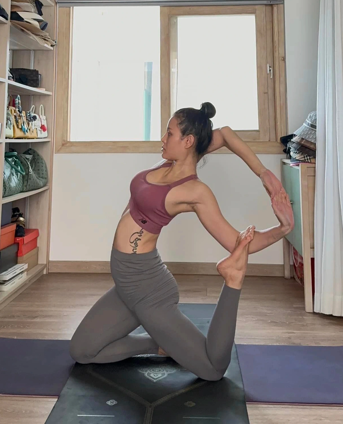 Phương Trinh Jolie duy trì tập yoga 3 buổi/tuần, kể cả khi mang thai. Đây là thói quen giữ dáng được mẹ 3 con duy trì suốt hơn 10 năm qua.