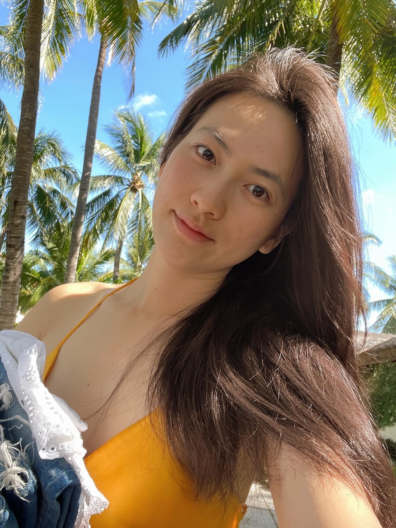 Quan trọng nhất là Phương Anh Đào lúc nào cũng tươi tắn, rạng rỡ, nên dù có để mặt mộc, nhìn cô không bị nhợt nhạt, thiếu sức sống. Trên trang cá nhân, nữ diễn viên thường xuyên khoe ảnh selfie mặt mộc cam thường, không hề qua app chỉnh sửa nhưng vẫn xinh đẹp, thu hút và khó mà tin được cô đã qua tuổi 30.