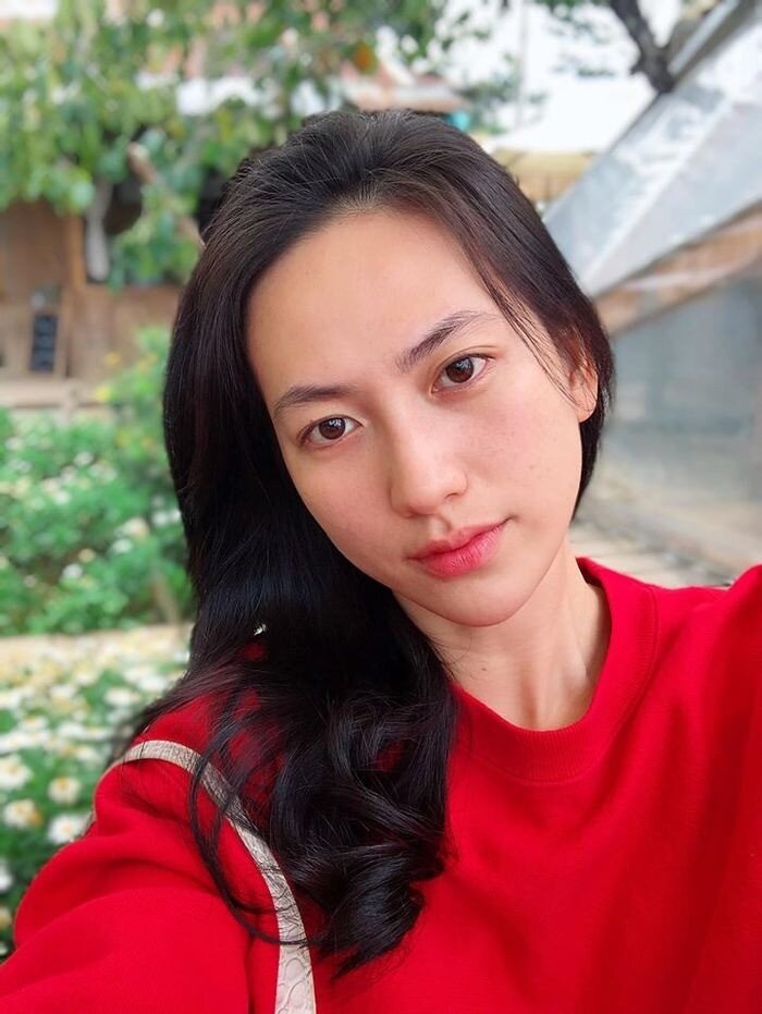 Năm nay đã 34 tuổi nhưng Phương Anh Đào có làn da căng bóng, mịn màng, lỗ chân lông nhỏ xíu khiến cô gái nào cũng muốn hỏi bí quyết dưỡng da. Nữ diễn viên tiết lộ cô có thói quen uống một ly nước ấm pha với mật ong vào buổi sáng, giúp cải thiện hệ tiêu hóa và từ đó giúp da láng mịn, ít khi nổi mụn.