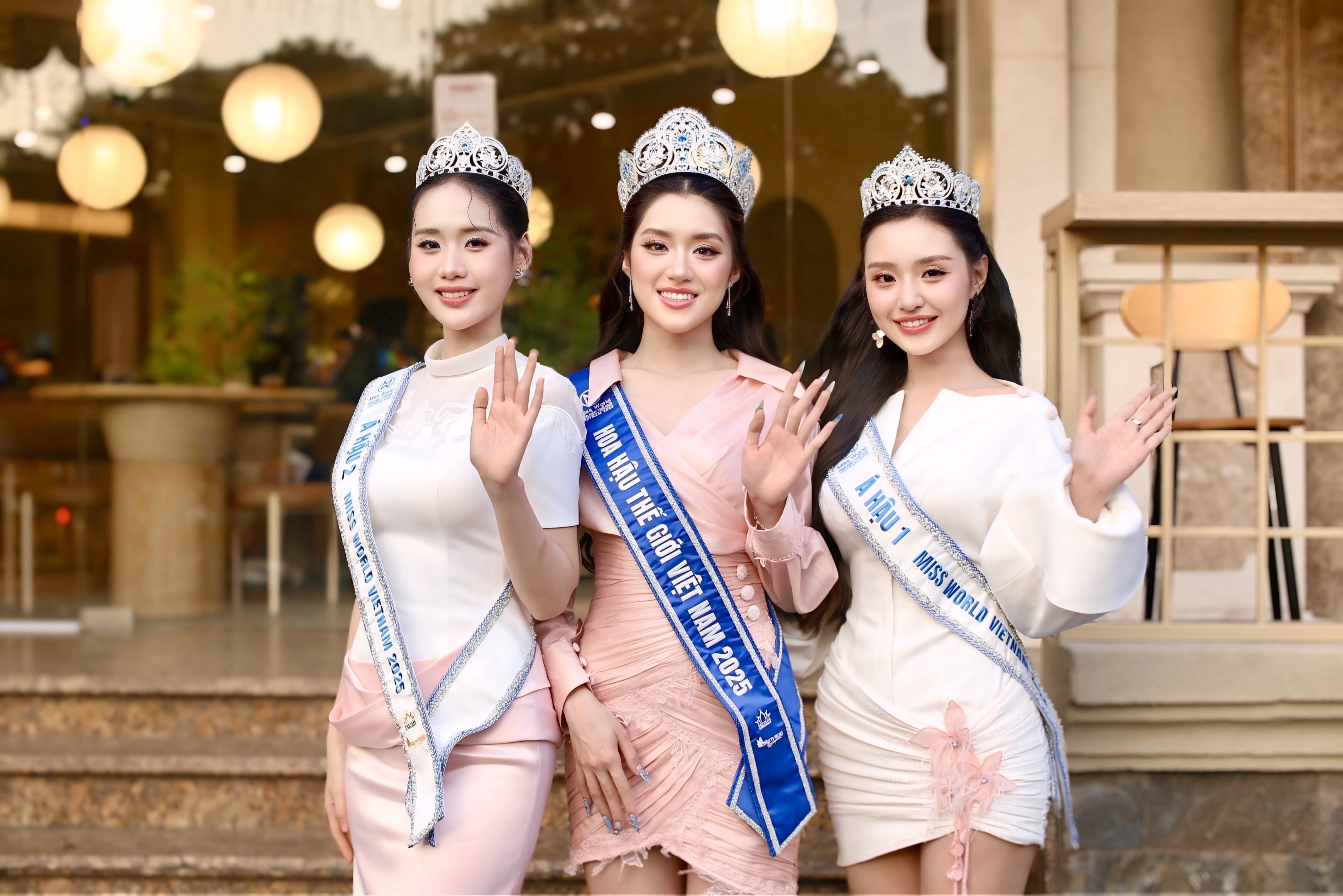 Top 3 Miss World Vietnam 2025 gồm Hoa hậu Phan Phương Oanh - Á hậu 1 Lê Phương Khánh Như - Á hậu 2 Trương Tâm Như.