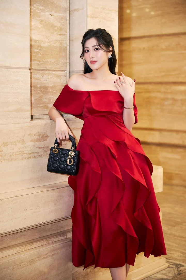 Tin đồn cả hai hẹn hò rộ lên khi nam tiền đạo bình luận ngọt ngào dưới loạt ảnh của Kim Thủy: “Vẻ đẹp của bạn là 10 điểm không có nhưng bên cạnh là biểu tượng cảm xúc thể hiện sự yêu thích.