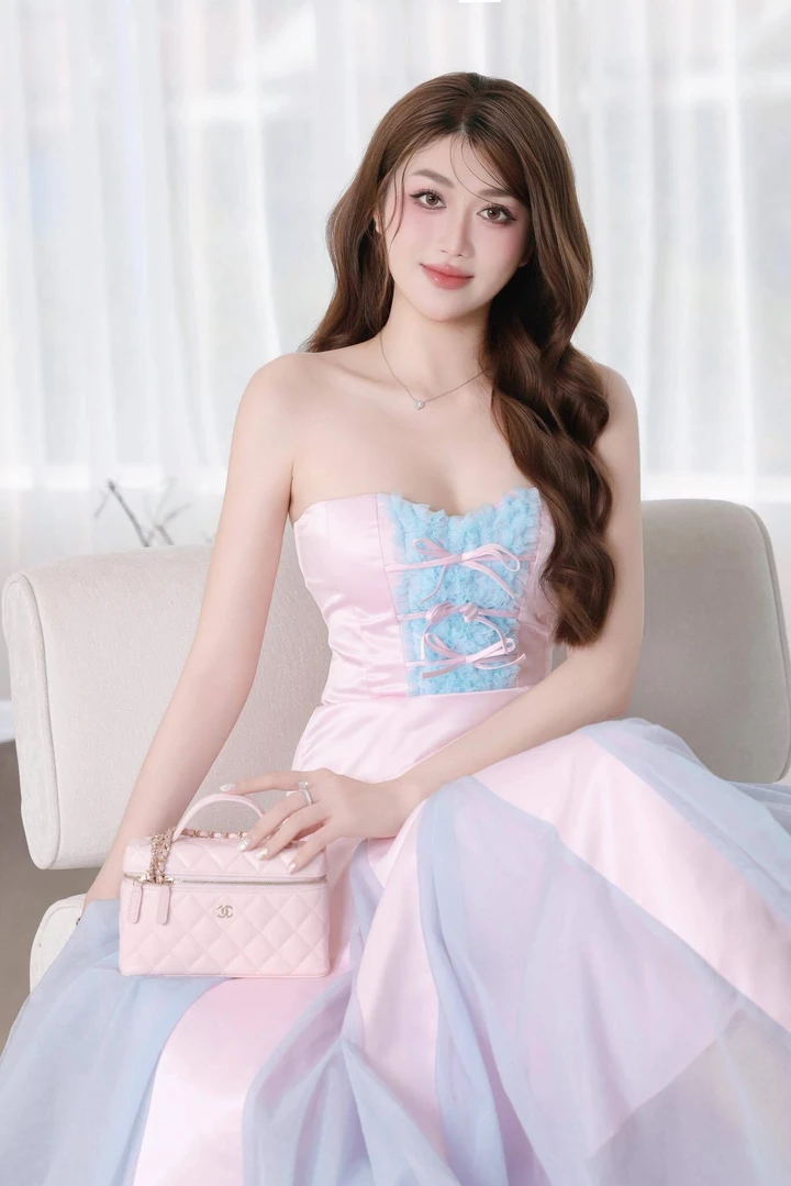 Trước đó, Kim Thủy cũng từng vài lần úp mở về bạn trai. Khi Đình Bắc giành danh hiệu Cầu thủ hay nhất giải U23 Đông Nam Á, cô cũng đăng tải hình ảnh chiếc cúp và huy chương vàng như bày tỏ sự tự hào.