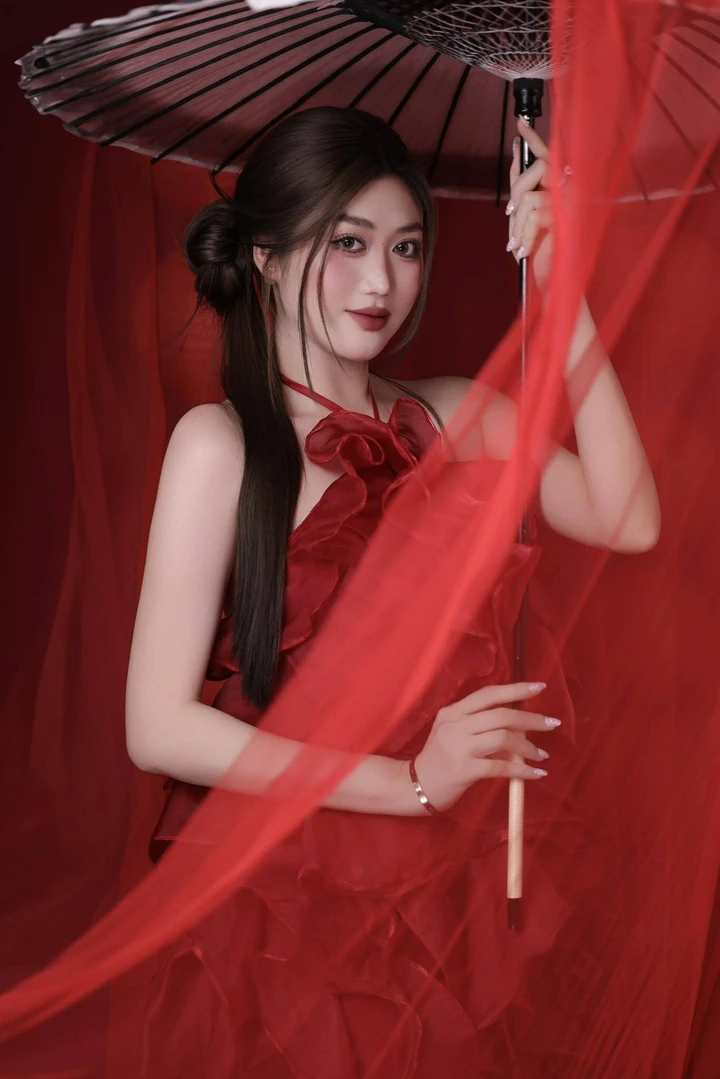 Năm 2017, cô từng được NTK Tommy Nguyễn chọn là người mẫu cho BST áo dài Vườn yêu.