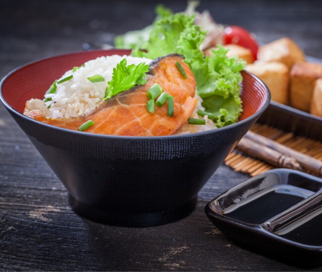 Cá hồi giàu protein và omega-3, cung cấp axit amin cần thiết cho quá trình tổng hợp collagen. Omega-3 giúp giảm viêm, tăng độ đàn hồi da và bảo vệ trước tác hại môi trường. Ăn cá hồi 2-3 lần mỗi tuần còn hỗ trợ tim mạch và kiểm soát cân nặng hiệu quả.