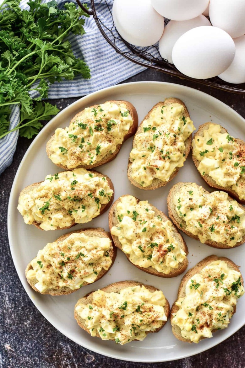 Lòng trắng trứng chứa nhiều proline – thành phần quan trọng cấu tạo collagen. Trứng còn giàu vitamin D, B và khoáng chất như kẽm, selen giúp da khỏe mạnh, tóc chắc khỏe. Hàm lượng protein cao nhưng calo vừa phải giúp phụ nữ duy trì vóc dáng cân đối.