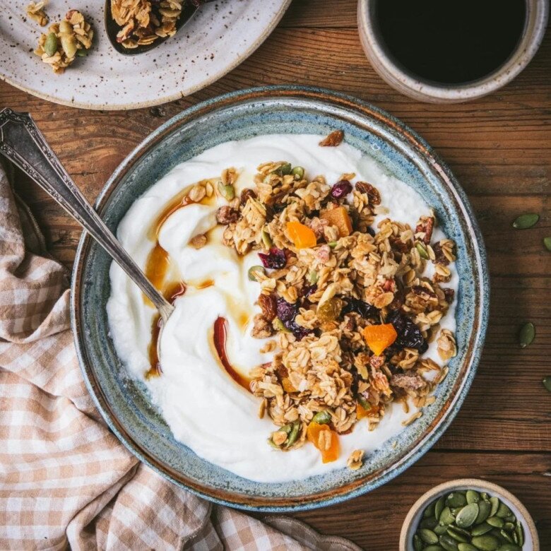 Hạnh nhân, óc chó, hạt điều giàu vitamin E và kẽm, giúp bảo vệ collagen khỏi gốc tự do và hỗ trợ tổng hợp collagen tự nhiên. Chất béo không bão hòa cùng chất xơ tạo cảm giác no lâu, giảm thèm ăn và hỗ trợ kiểm soát cân nặng.