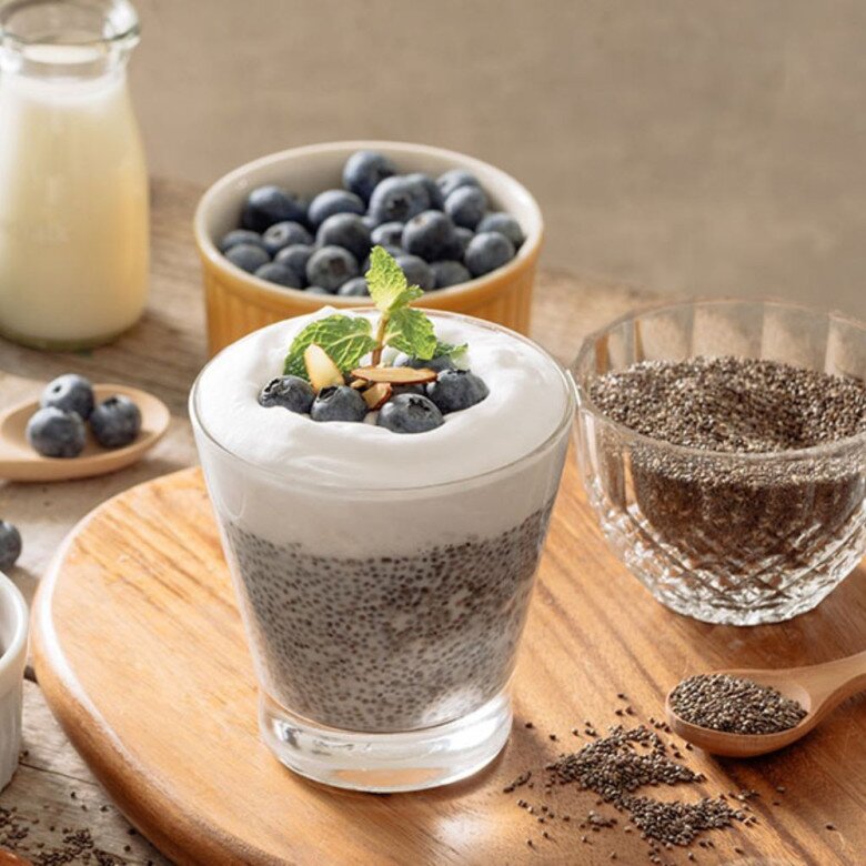 Hạt chia giàu omega-3, protein thực vật và chất chống oxy hóa, giúp duy trì độ ẩm và cải thiện độ đàn hồi da. Lượng chất xơ cao hỗ trợ tiêu hóa, ổn định đường huyết và góp phần giữ vóc dáng cân đối khi sử dụng đều đặn mỗi ngày.