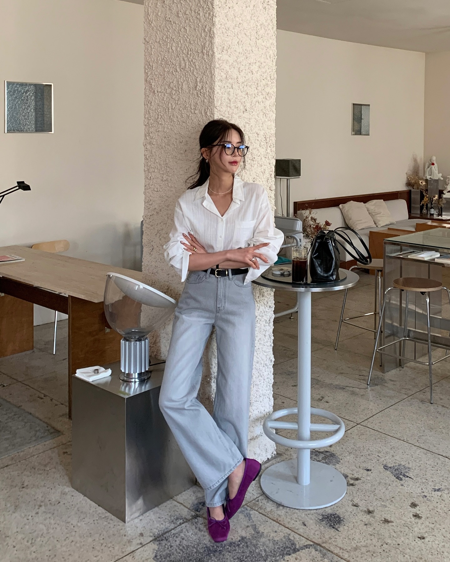 Mê diện quần jeans đi làm, chị em phối cùng 4 kiểu áo này vừa ghi điểm tuyệt đối lại tôn dáng hơn hẳn - 1