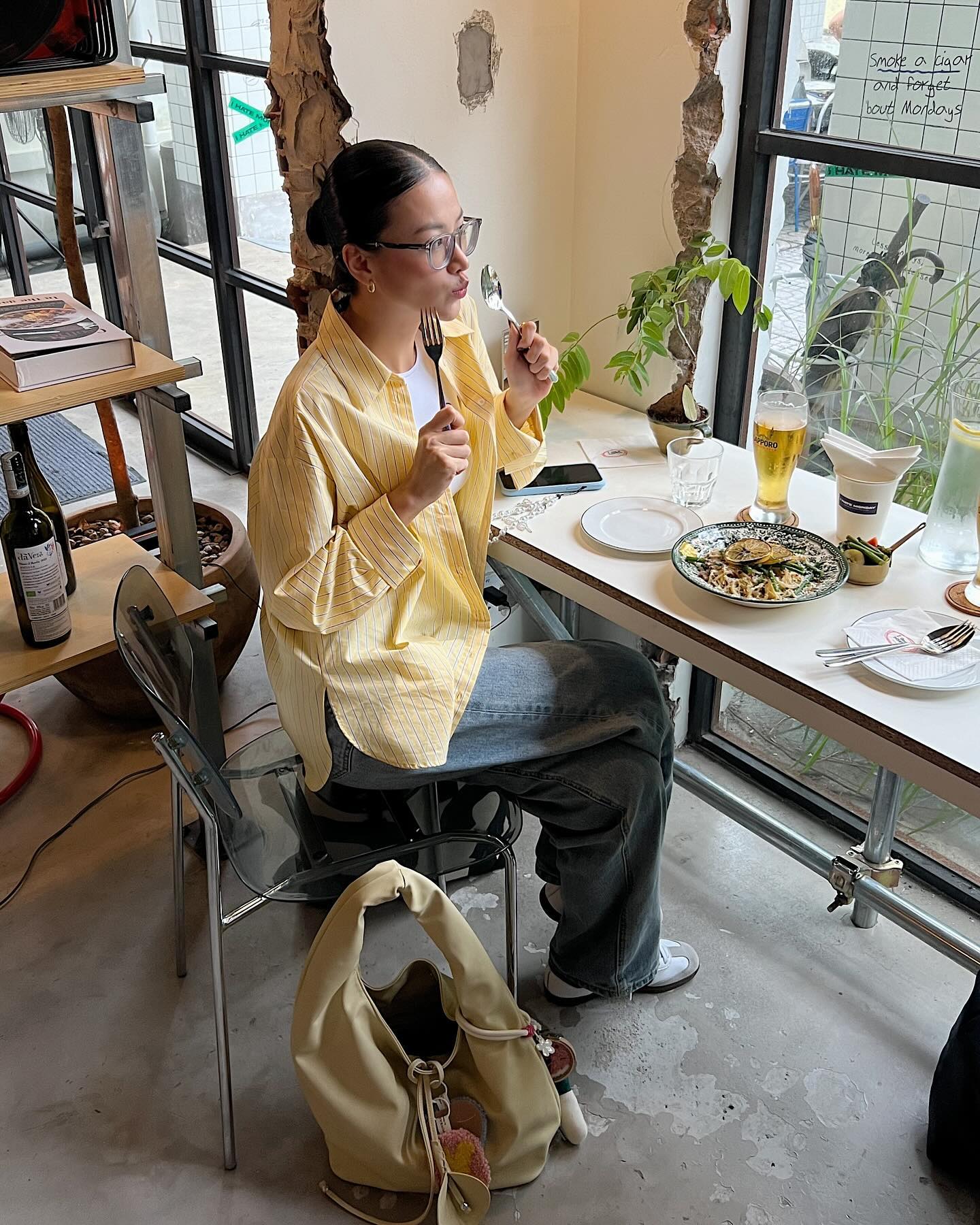 Sơ mi phối cùng quần jeans ống rộng mang lại vẻ ngoài thanh lịch nhưng vẫn trẻ trung. Có thể chọn form rộng hoặc sơ vin để tạo điểm nhấn. Set đồ này phù hợp với nhiều hoàn cảnh, đặc biệt là đi làm hoặc những dịp cần sự chỉn chu.