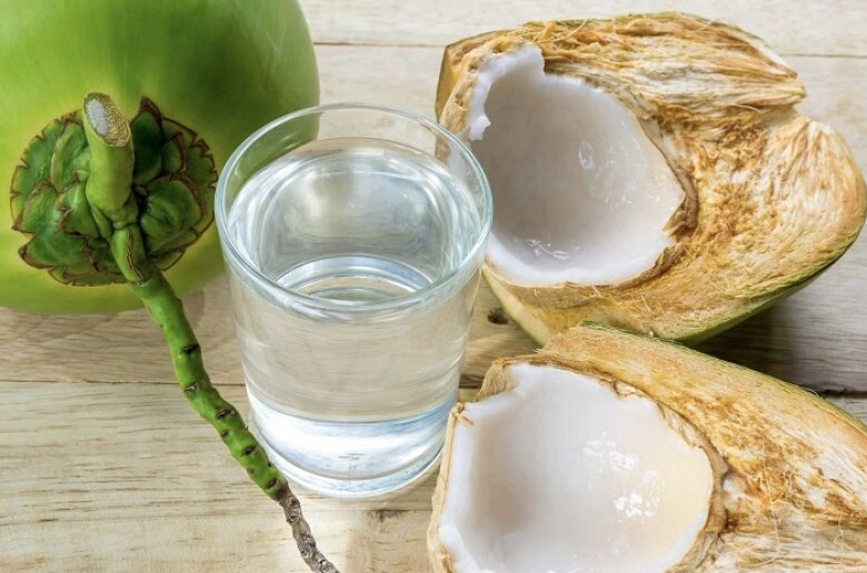 Nước dừa bổ sung điện giải tự nhiên, hỗ trợ cân bằng cơ thể sau khi ăn mặn. Uống vừa phải giúp giảm cảm giác tích nước, duy trì độ ẩm da và vóc dáng ổn định.
