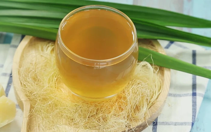 Nước râu bắp có tác dụng thanh nhiệt, lợi tiểu, hỗ trợ đào thải độc tố ra khỏi cơ thể. Uống thường xuyên giúp giảm tình trạng nóng trong, hạn chế mụn và giúp làn da trông trong trẻo, khỏe mạnh hơn.