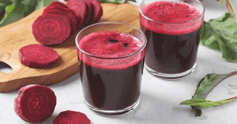 Nước ép củ dền giúp tăng cường lưu thông máu, cải thiện sắc da nhờ hàm lượng sắt và chất chống oxy hóa cao. Khi gan được hỗ trợ giải độc, làn da sẽ trở nên hồng hào, tươi tắn và ít nổi mụn hơn.