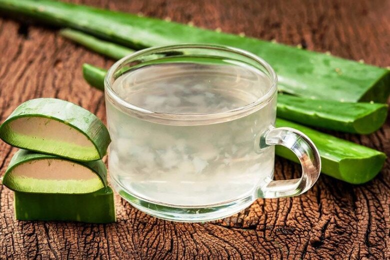 Nước nha đam giúp cấp ẩm cho da, cải thiện độ đàn hồi và giảm khô ráp. Ngoài ra, nha đam còn hỗ trợ tiêu hóa, giúp cơ thể hấp thu dưỡng chất tốt hơn, từ đó làn da trở nên mịn màng và sáng khỏe theo thời gian.