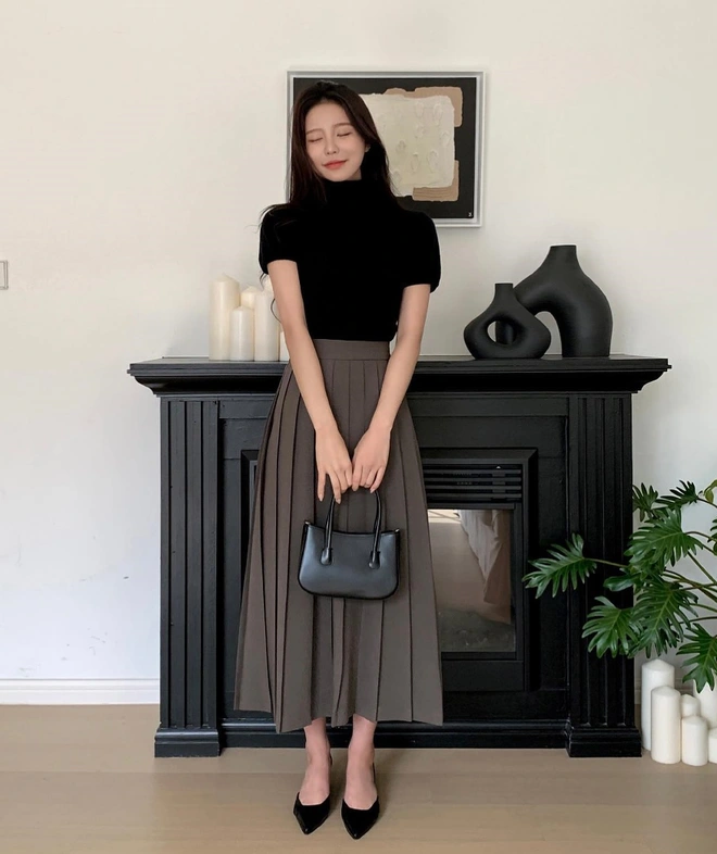 Áo phông phối cùng chân váy mang lại cảm giác trẻ trung, thoải mái nhưng vẫn đủ lịch sự để đi làm. Nên chọn áo trơn, form vừa và chân váy dáng midi hoặc chữ A để tạo sự cân đối, giúp tổng thể gọn gàng, nhẹ nhàng hơn.