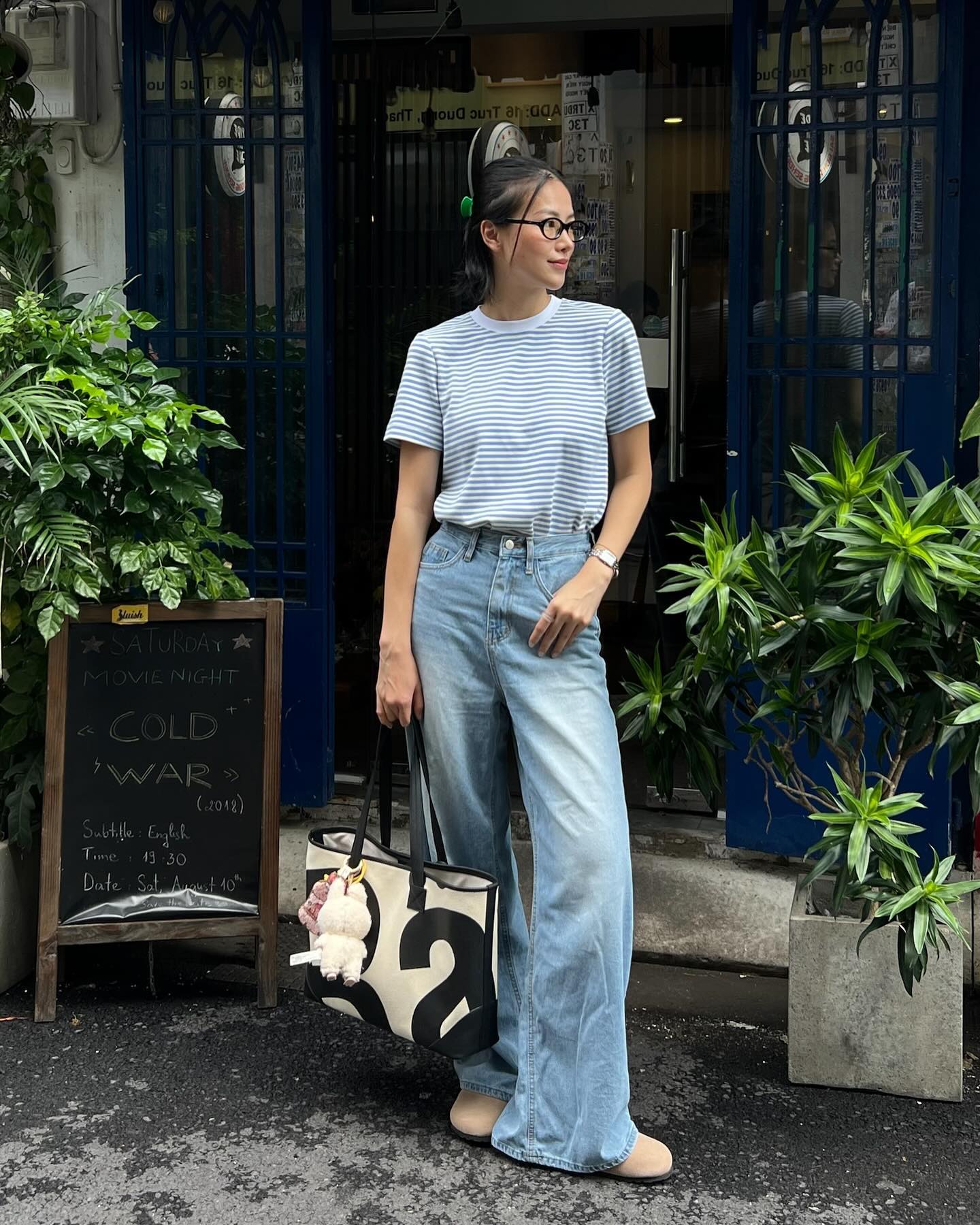 Áo thun kết hợp với quần jeans ống rộng tạo nên outfit đơn giản nhưng vẫn có gu. Nên chọn áo form đứng, màu trung tính và sơ vin nhẹ để tổng thể gọn gàng hơn. Đây là công thức dễ mặc, phù hợp đi chơi, dạo phố hay gặp gỡ bạn bè.