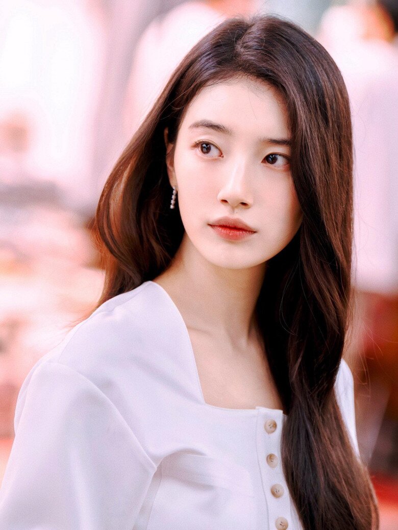 Ở tuổi 32, Bae Suzy vẫn là biểu tượng nhan sắc và khí chất của showbiz Hàn. Không cần bí quyết cầu kỳ, chính sự kỷ luật trong chăm sóc da và lối sống lành mạnh đã giúp cô giữ vững vẻ đẹp trong trẻo, bền bỉ cùng thời gian.