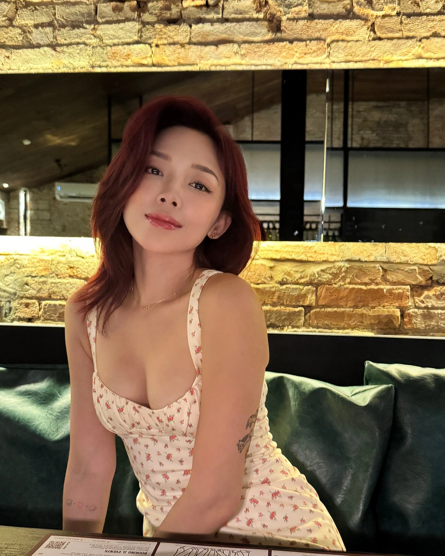 Sau khi chia tay Hoàng Touliver, giọng ca Ngày mai được nhận xét ăn mặc phóng khoáng hơn. Cô thường xuyên diện các kiểu đầm đôn đẩy vòng một.
