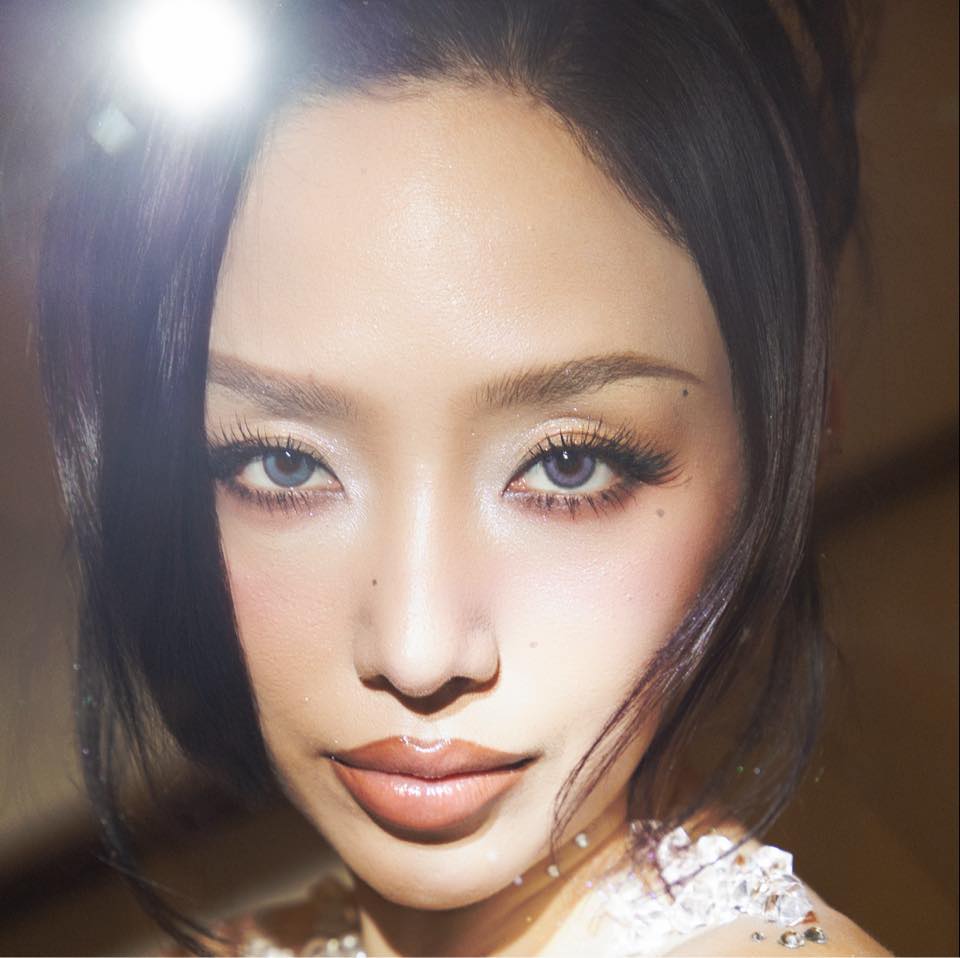 Ngoài ra cô còn không quên chăm sóc và bổ sung dưỡng chất cho làn da từ bên trong.