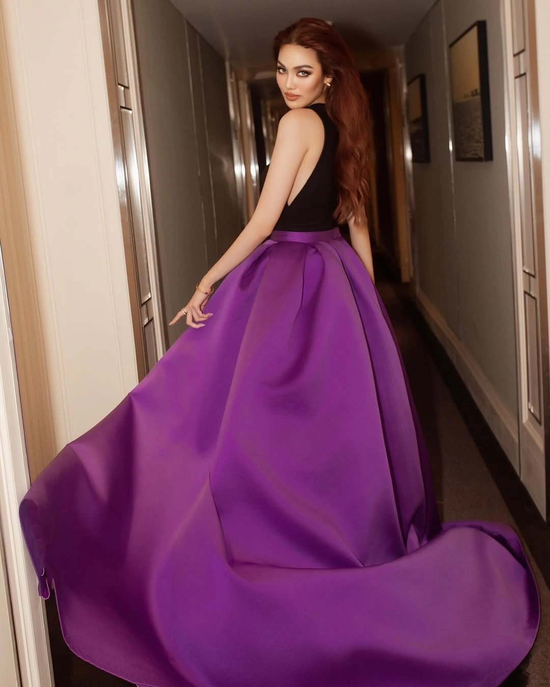 Trong khi đó, đỏ, cam, tím hay xanh lục nên được tiết chế để tránh làm phân tán vận khí.