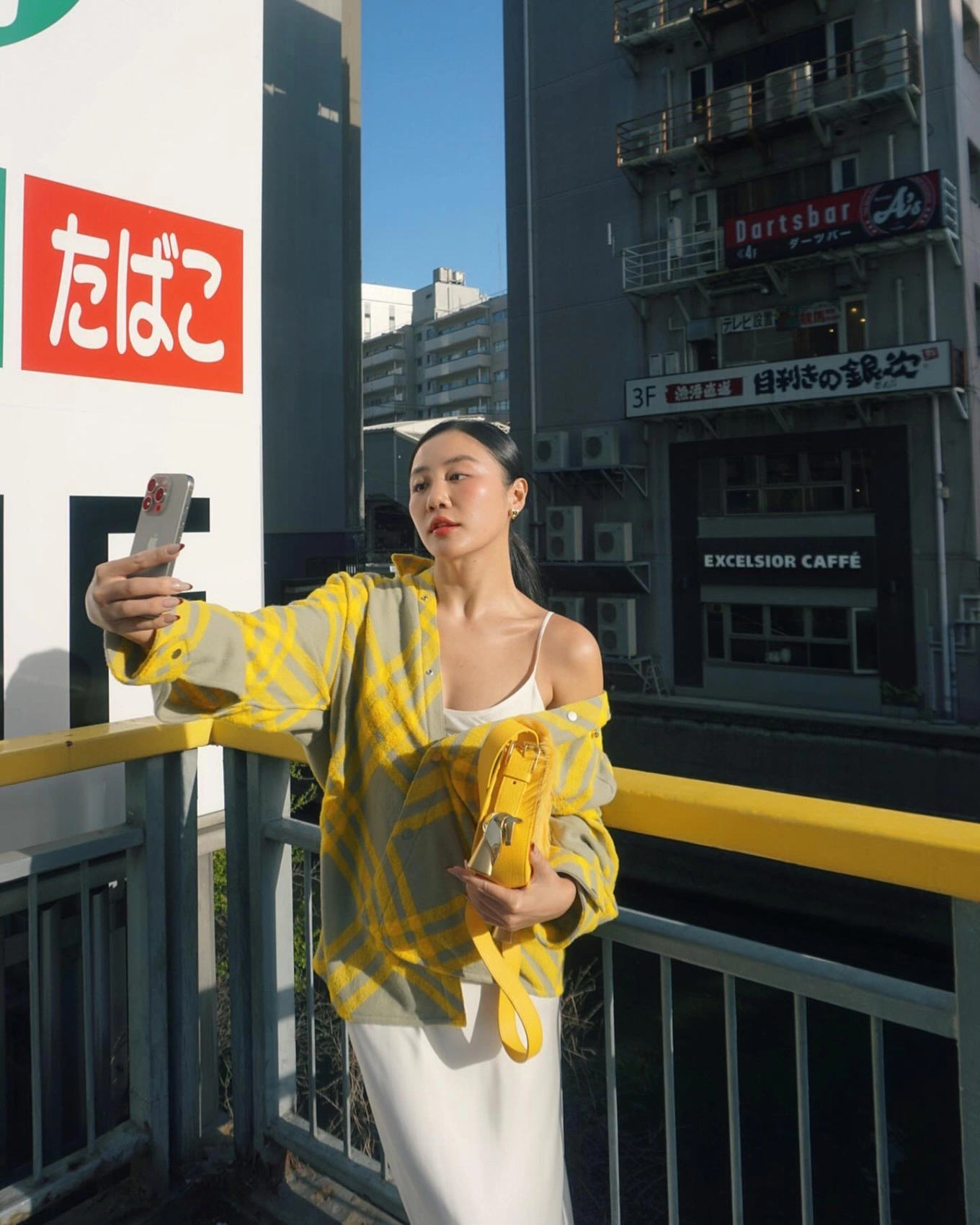 Với tuổi Tuất, đỏ đô, nâu và vàng là những màu sắc mang lại sự vững vàng, tài lộc và niềm vui sum vầy.