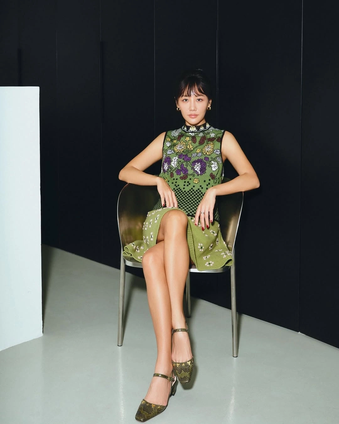 Xanh lục nên hạn chế sử dụng trong trang phục chính để tránh làm suy giảm vận khí.