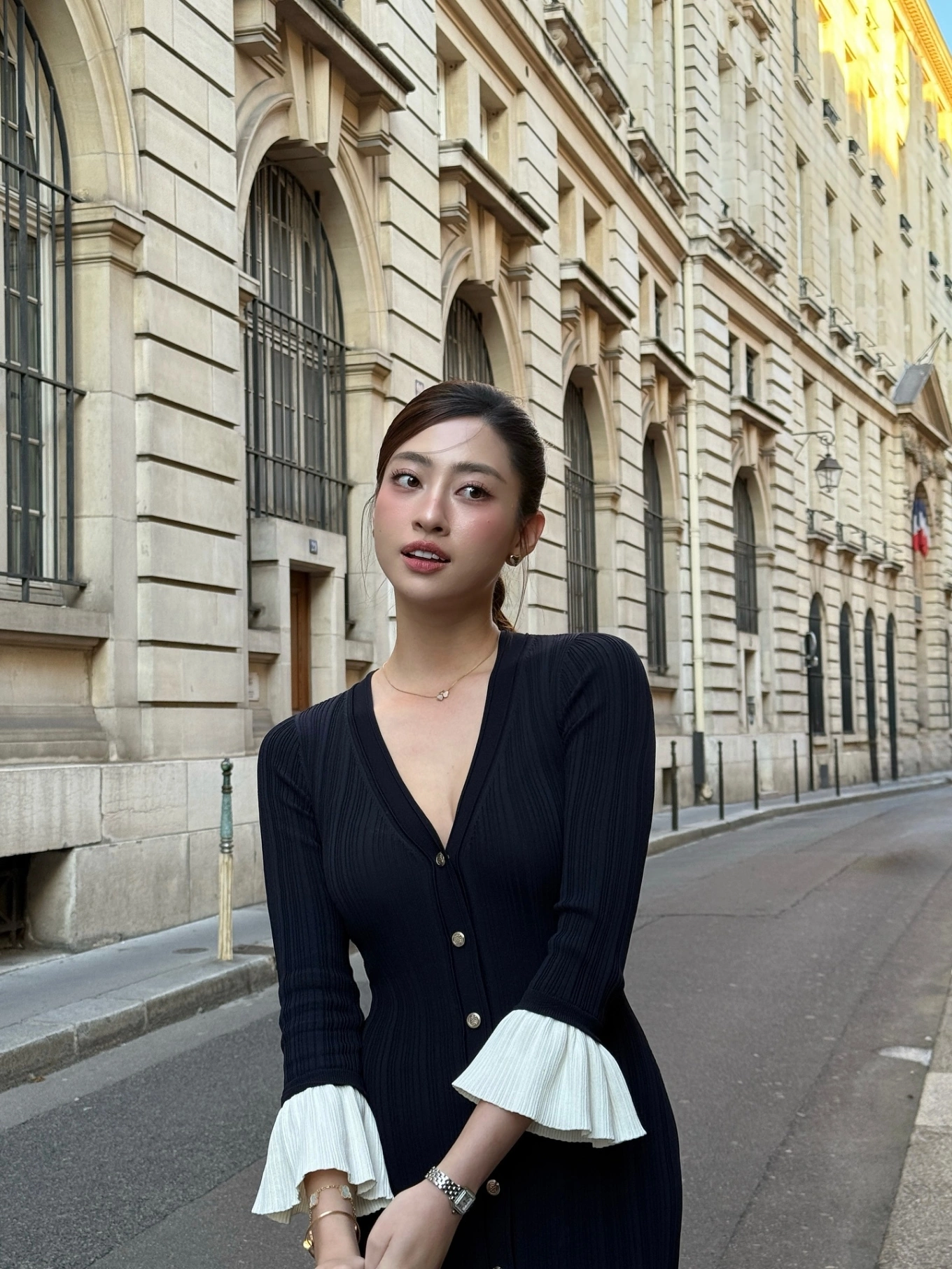 Trong khi đó, xanh lục, xanh dương và đen có thể làm suy yếu vận may, nên hạn chế xuất hiện trong trang phục chính.