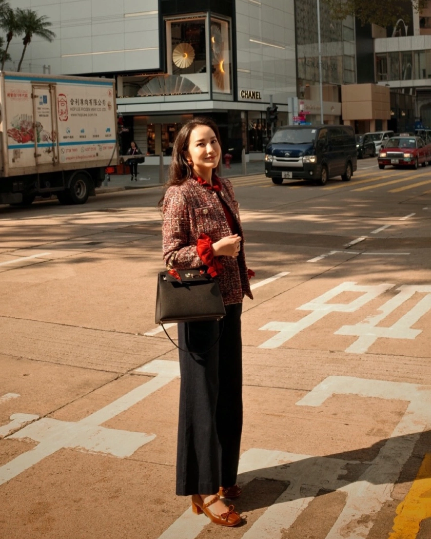 Nàng dâu hào môn khoe phong cách cùng chiếc túi xách Hermes xa xỉ.