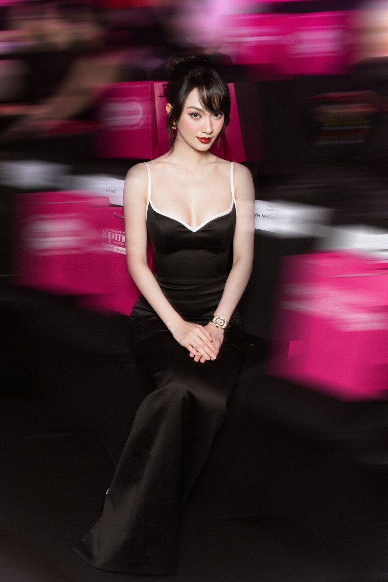 Trong lần đầu xuất hiện công khai cùng chồng cũ Diệp Lâm Anh tại một sự kiện, Vũ Thúy Quỳnh cũng diện váy hai dây hở bạo.