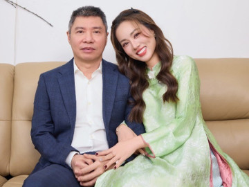 Bà xã NSND Công Lý mix áo dài khoe sắc bên chồng dịp Tết