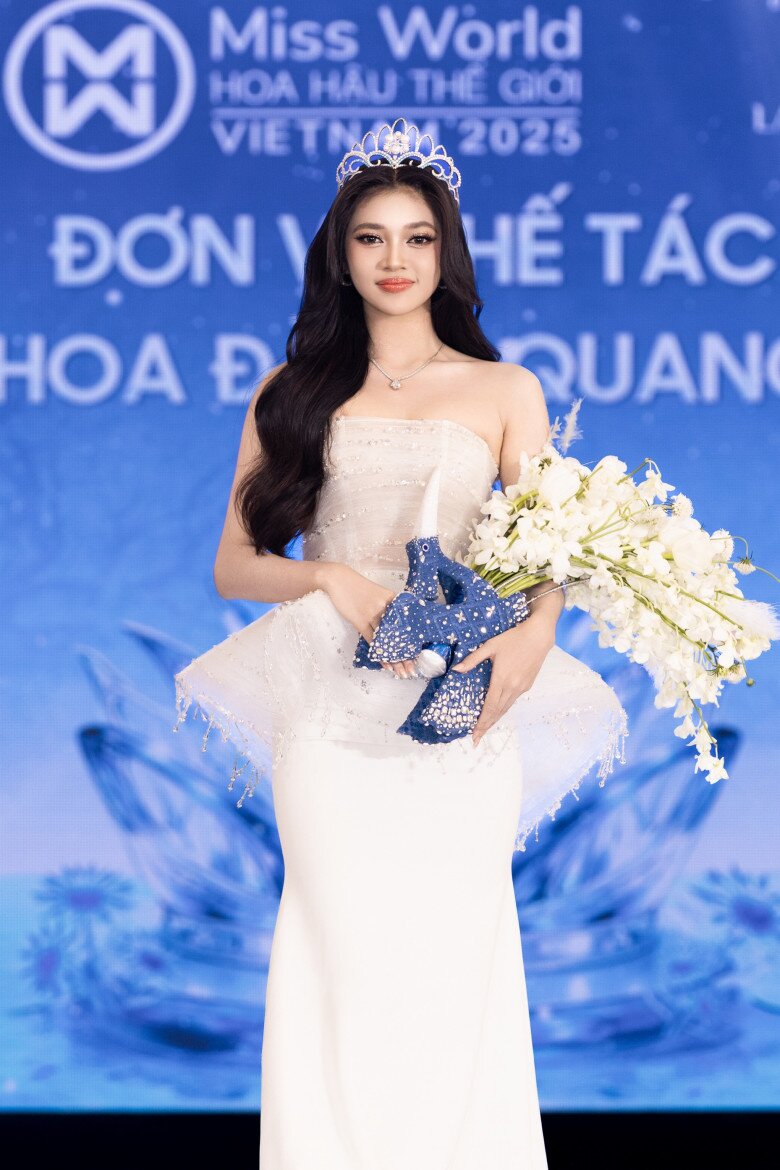 Hoa đăng quang của Miss World Vietnam 2025 mang tên Lạc Diệp, tôn vinh văn hóa Lạc Việt. Tên gọi gợi nhắc hình ảnh chim Lạc cổ xưa hòa quyện cùng diệp - dòng chảy của sự tiếp nối, phát triển và vươn mình ra thế giới.