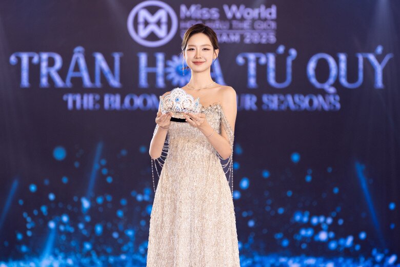 Hoa hậu Bảo Ngọc bên chiếc vương miện dành cho Miss World Vietnam 2025.