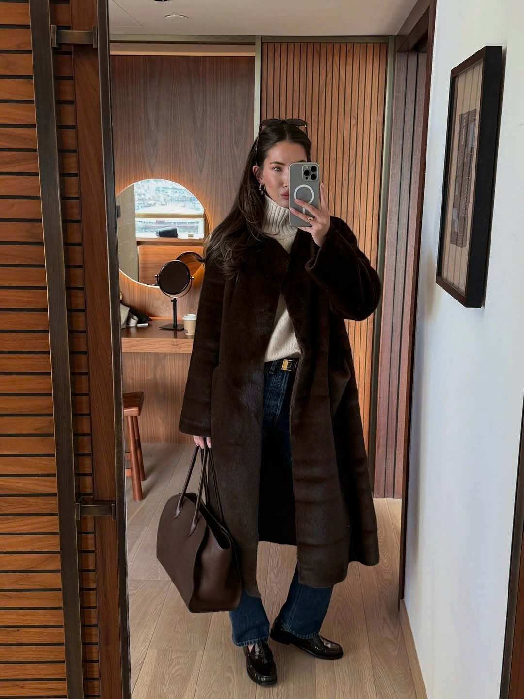 Phối đồ đồng màu giúp tổng thể trang phục hài hòa và tinh tế. Những gam trung tính như trắng, be, xám mang lại vẻ thanh lịch.