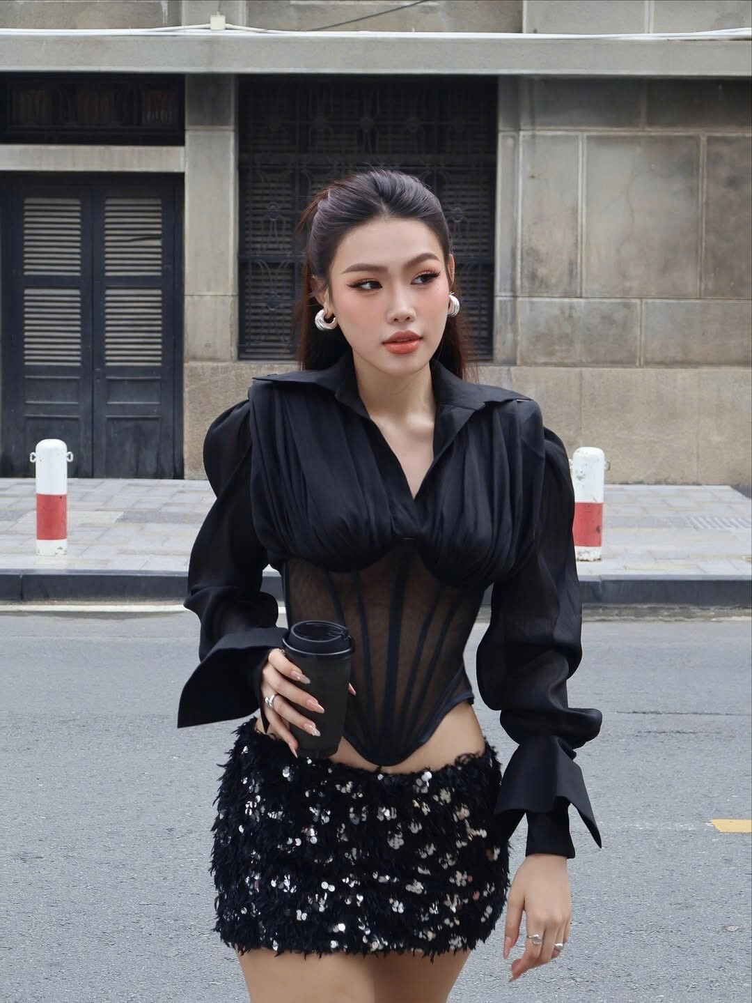 Phong cách thời trang gợi cảm, đặc biệt yêu thích các thiết kế cắt xẻ, khoét eo của Á hậu Đỗ Cẩm Ly.