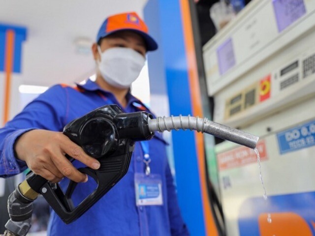 Giá xăng, dầu đồng loạt tăng, cao nhất là dầu hỏa tăng 7.994 đồng/lít
