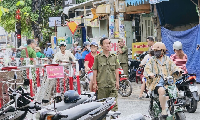 Hiện trường cháy bị phong toả, sáng 24/3. Ảnh: Đình Văn