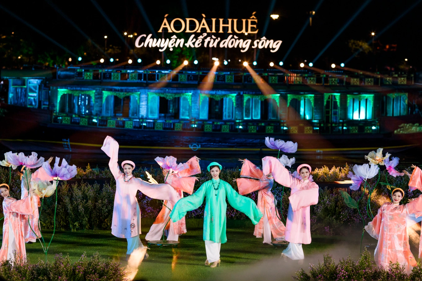 Trình diễn áo dài trên sông Hương trong chương trình Festival Huế mùa thu, tháng 8/2023. Ảnh: Võ Thạnh