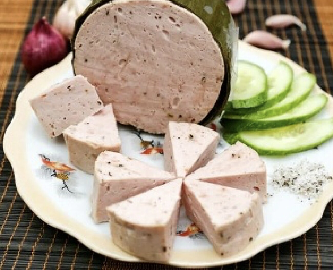 Người bệnh thận mạn, gout cần tính toán lượng ăn giò lụa phù hợp.