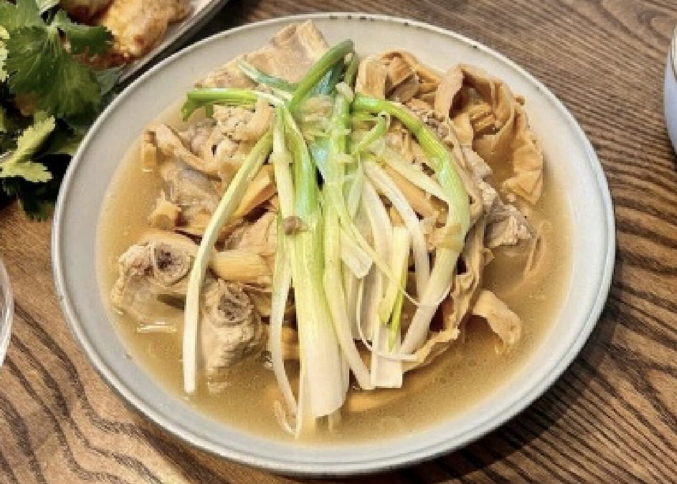 Măng khô chứa nhiều cyanide, dễ gây kích thích ống tiêu hóa, do đó cần ngâm và luộc nhiều lần trước khi nấu.