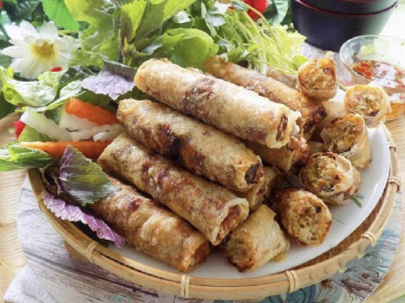 Món nem rán chứa nhiều muối và chất béo cần biết cách chế biến và ăn để không gây hại cho sức khỏe.