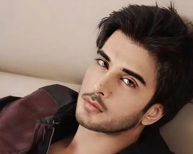 L&ocirc;ng m&agrave;y đậm v&agrave; d&agrave;i kh&ocirc;ng chỉ biểu hiện về sức khoẻ tốt m&agrave; c&ograve;n thu h&uacute;t &aacute;nh nh&igrave;n từ mọi người (Ảnh minh hoạ)