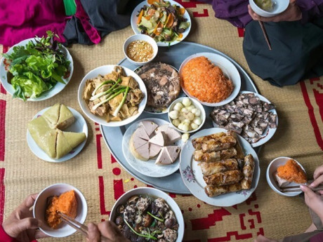 Sức khỏe - Ăn cơm nên đứng, ngồi bàn hay trải chiếu dưới sàn? Bất ngờ với cách mang lại nhiều lợi ích cho hệ tiêu hóa