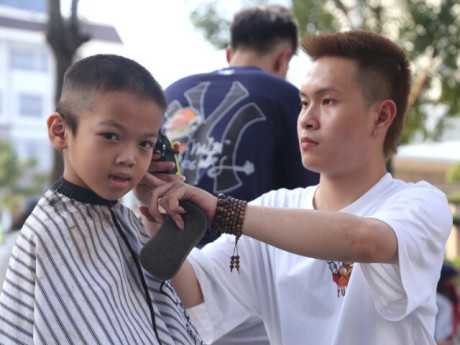 Tiệm cắt tóc 0 đồng của nhóm bạn trẻ