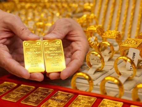 Chốt giá vàng hôm nay ngày 15/2 tăng rất mạnh, người mua vẫn lỗ đậm