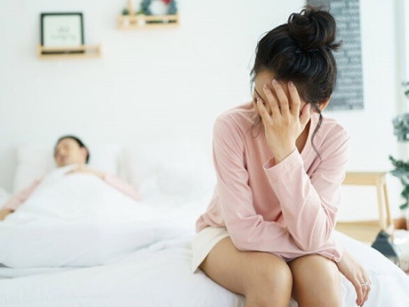 Sức khỏe - Vợ trẻ lo lắng vì cứ xa chồng là “cô bé” có vấn đề, bác sĩ khẳng định đây là tín hiệu đáng mừng hơn đáng lo