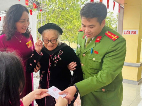 "Ngày hội non sông" tại Hà Nội: Ấm áp những "điểm tựa" giúp cử tri trọn vẹn quyền công dân