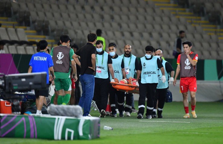 Được biết, cầu thủ 21 tuổi bị đứt dây chằng. Thiếu vắng trụ cột hàng thủ, U23 Việt Nam chấp nhận thất bại 0-3 và ngậm ngùi đá trận tranh hạng 3 giải U23 châu Á